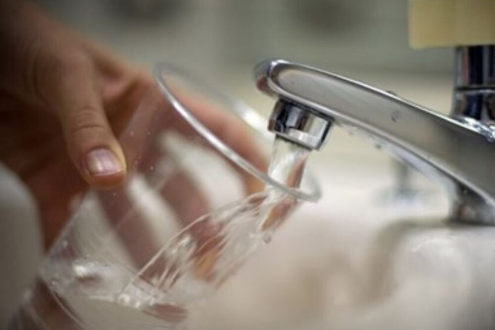 پنج فایده شگفت‌انگیز نوشیدن آب گرم