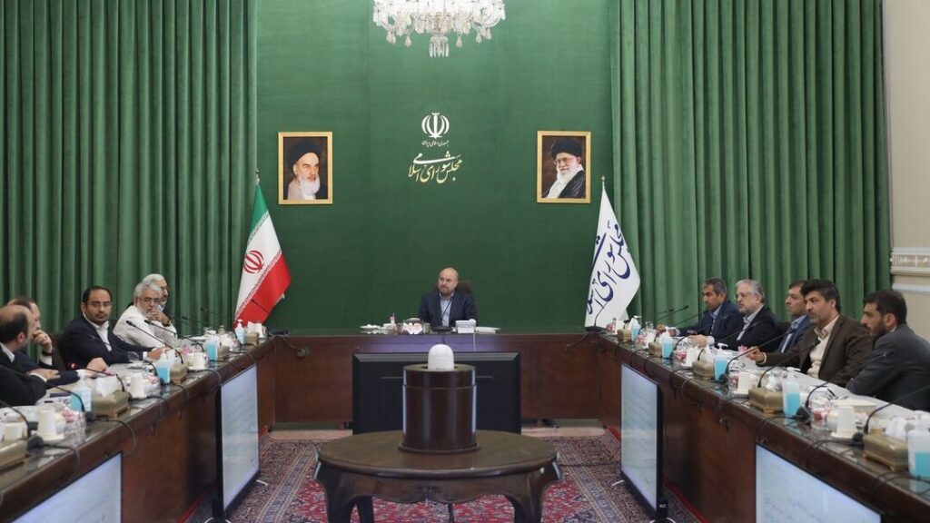 نشست مشترک کمیسیون اقتصادی مجلس و جمعی از مدیران عامل هلدینگ های سرمایه گذاری