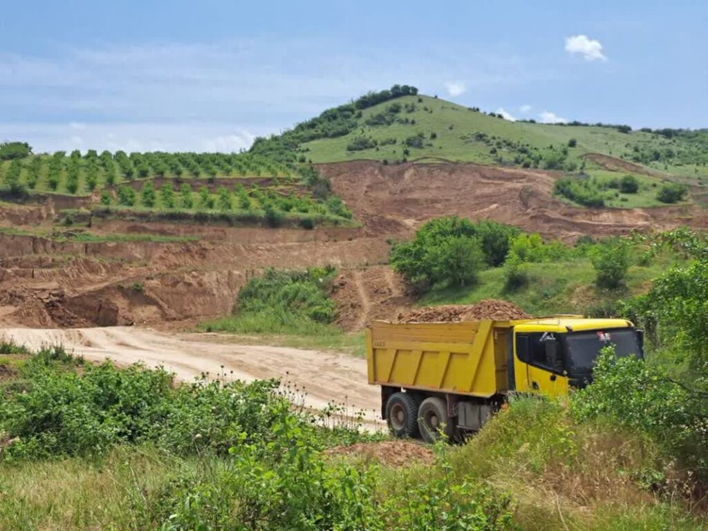 برداشت خاک از «گِردتپه» روستای نصر آباد متوقف شد